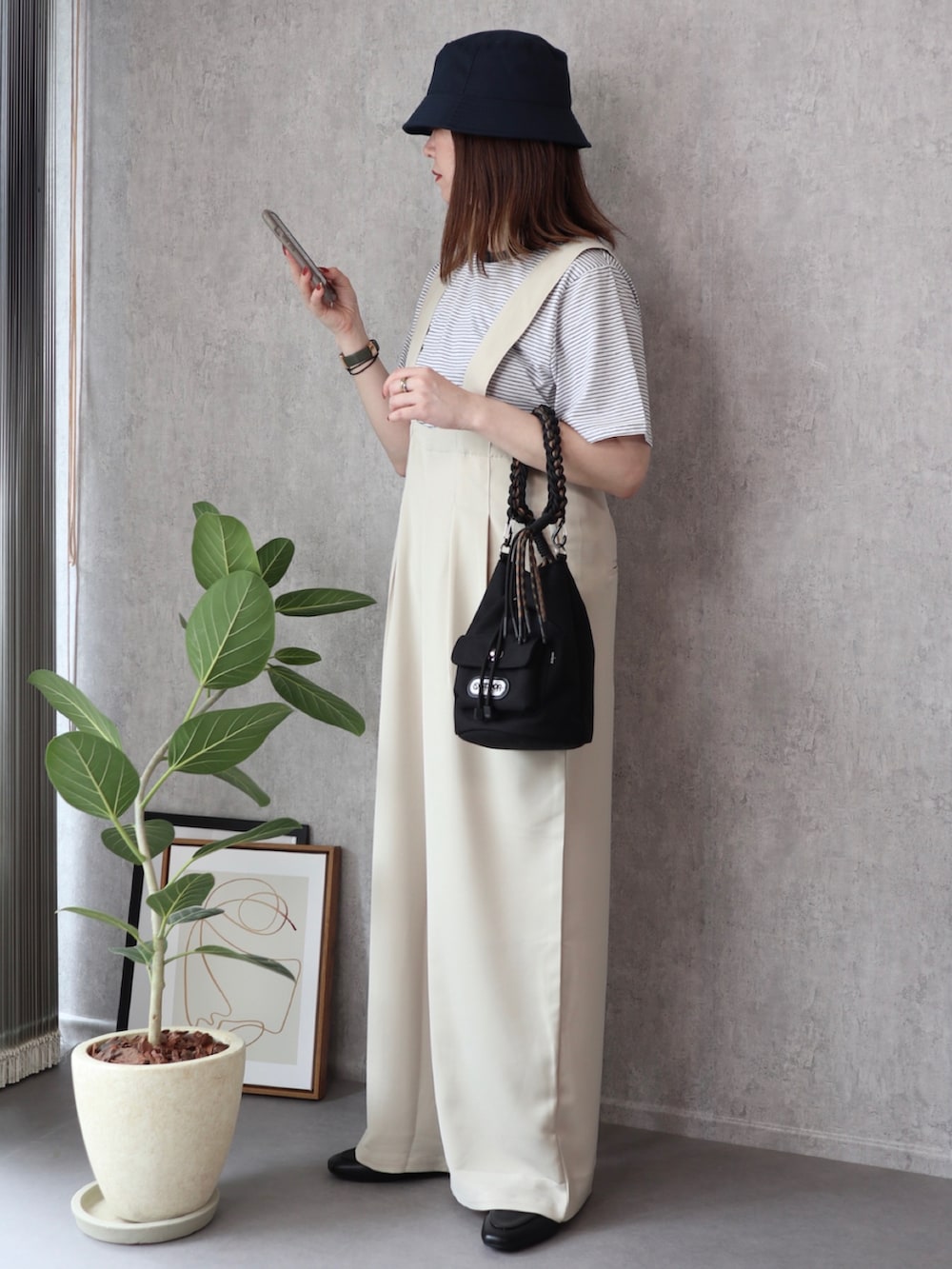 ホワイト系のTシャツ/カットソー、ホワイト系のサロペット/オーバーオール、ブラック系のハンドバッグを着用したレディースの夏コーディネートの2枚目の写真