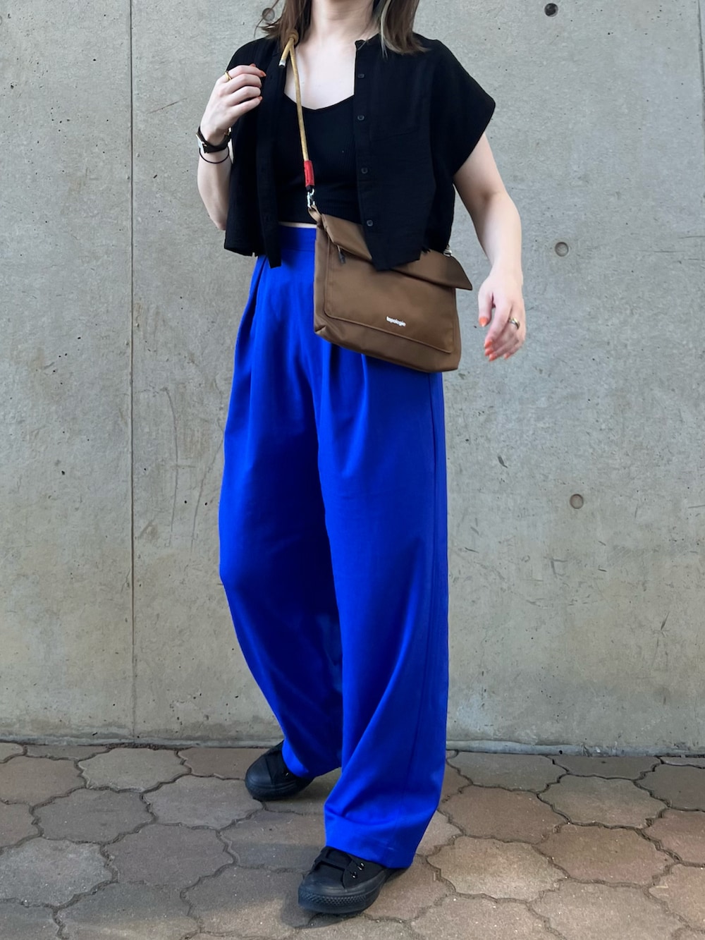 ブラック系のシャツ/ブラウス、ブラウン系のショルダーバッグ、ブラック系のキャミソールを着用したレディースの夏コーディネートの3枚目の写真