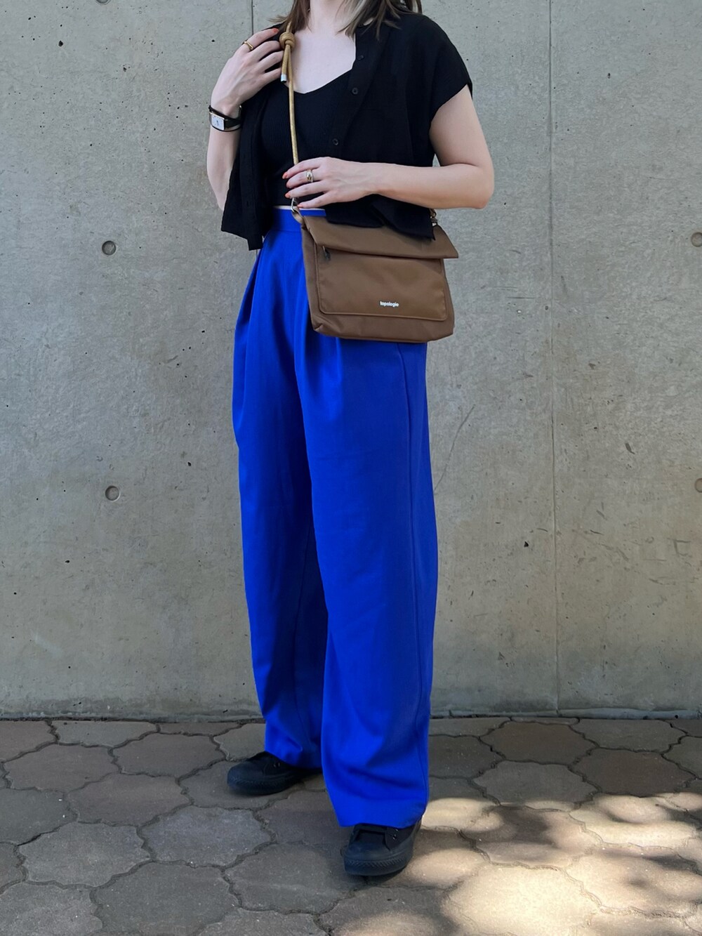 ブラック系のシャツ/ブラウス、ブラウン系のショルダーバッグ、ブラック系のキャミソールを着用したレディースの夏コーディネートの2枚目の写真