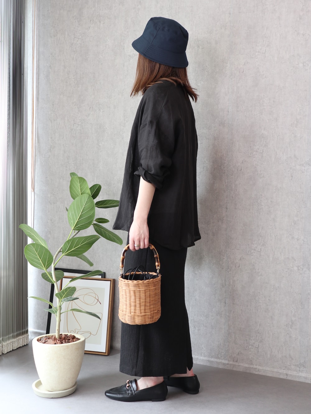 ホワイト系のシャツ/ブラウス、ホワイト系のTシャツ/カットソー、ブラック系のスカートを着用したレディースの夏コーディネートの2枚目の写真