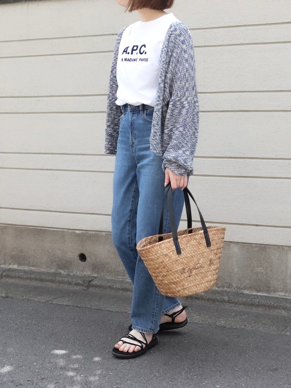 ブルー系のカーディガン/ボレロ、ホワイト系のTシャツ/カットソー、ブルー系のデニムパンツを着用したレディースの夏コーディネートの2枚目の写真
