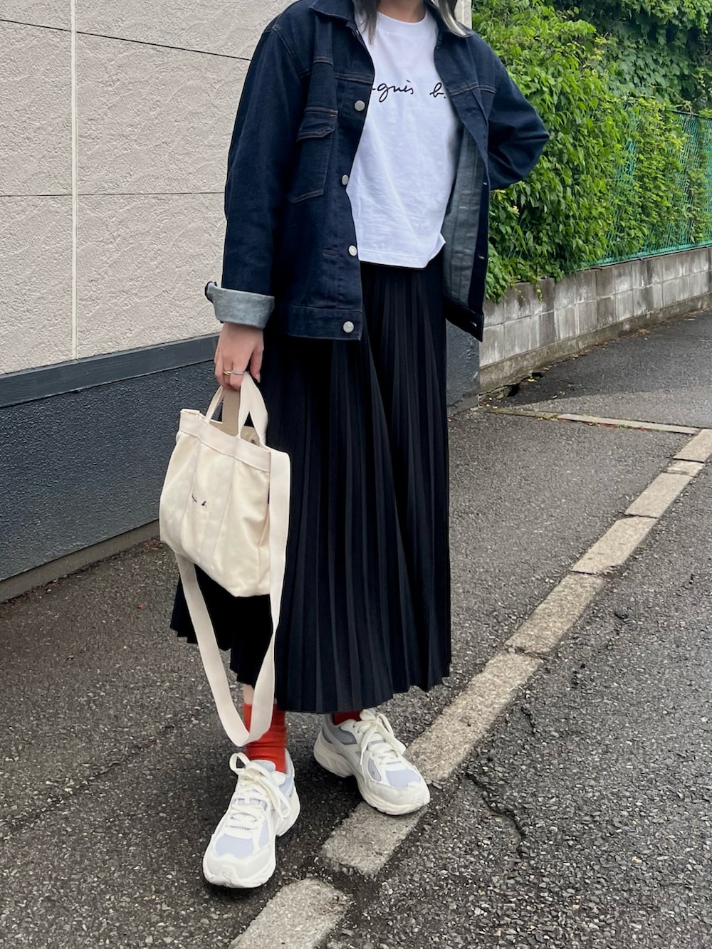 ホワイト系のTシャツ/カットソー、ホワイト系のトートバッグ、その他の福袋/福箱を着用したレディースの春コーディネートの2枚目の写真