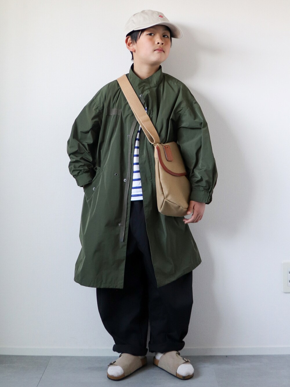 「コート、ミリタリー、ボーダー、カラーパンツ、韓国子供服、ショルダーバッグ、たすき掛け、キャップ、春色、春コーデ、きれいめカジュアル、ワイドパンツ、7歳、おとこのこ、ビッグシルエット」｜「DANTONのDANTON | コットンツイル 6パネルキャップ（キャップ、ホワイト系）」を使った、KISA / SANAさん（キッズ・130cm）の冬コーディネートの4枚目の写真