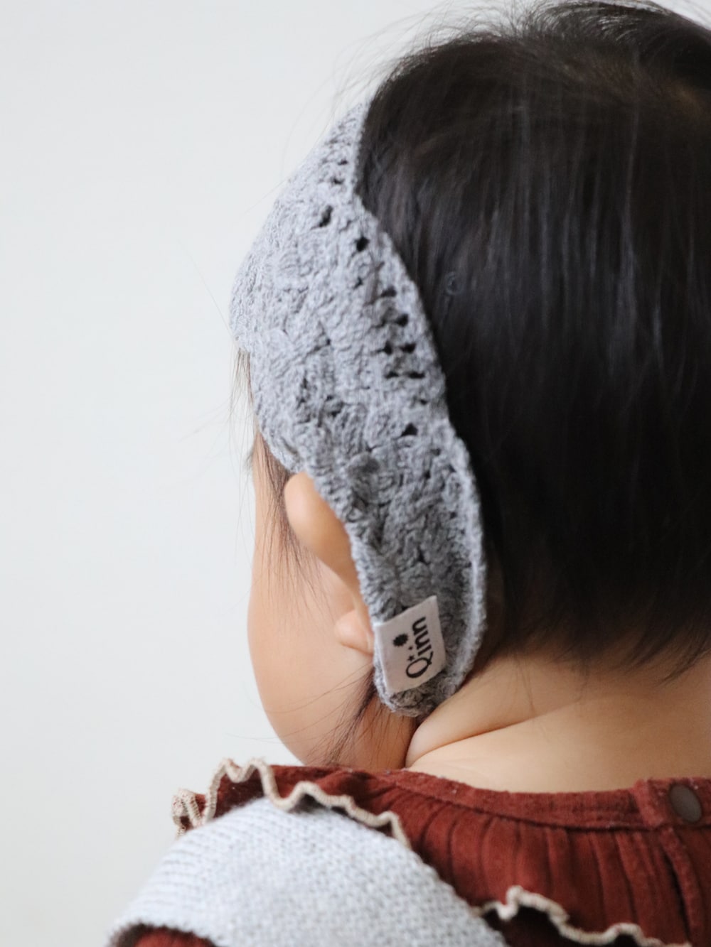 「秋服準備はじめました、ニット、ベビーコーデ、ベビー、赤ちゃん、赤ちゃんコーデ、ロンパース、ヘアバンド、生後11ヶ月、０歳、グレー、ブラウン」｜「CIAOPANIC TYPYの【BABY】【Qinn】かぎ針バンド（その他ベビーウェア、グレー系）」を使った、KISA / SANAさん（キッズ・148cm）の秋コーディネートの4枚目の写真
