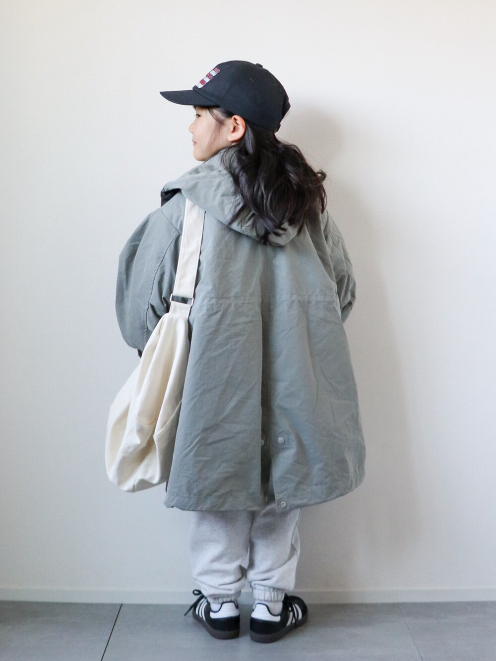 「ホワイトコーデ」｜「LOWRYS FARMのツイルシシュウＣＡＰ　979830（キャップ、ブルー系）」を使った、KISA / SANAさん（キッズ・110cm）の秋コーディネートの2枚目の写真