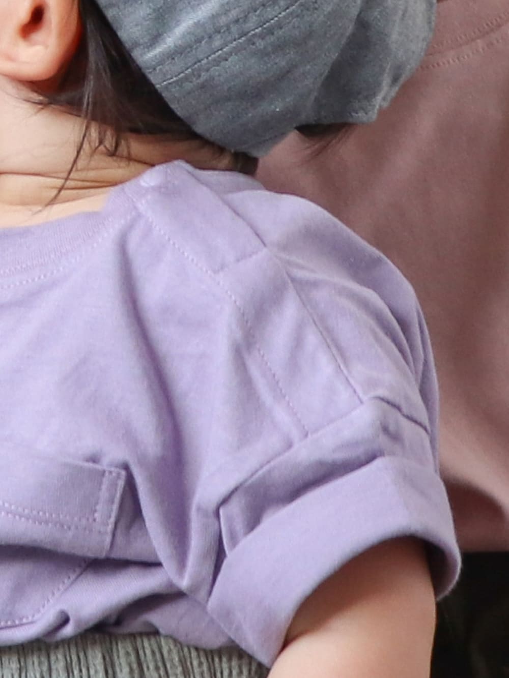 イエロー系のTシャツ/カットソー、ブルー系のデニムパンツ、ピンク系のTシャツ/カットソーを着用したキッズの夏コーディネートの4枚目の写真