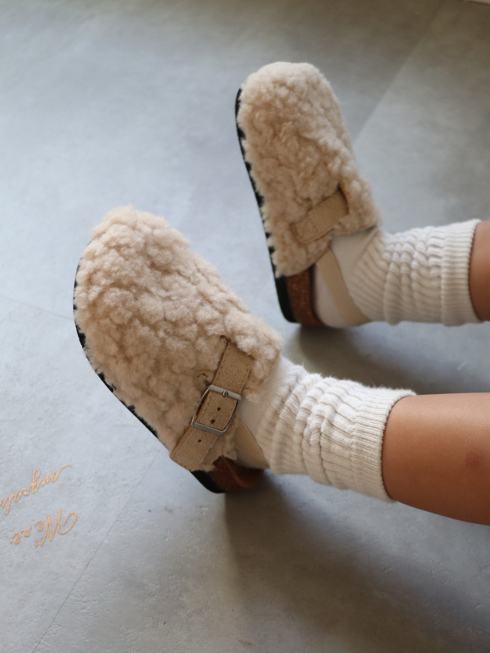 ブラウン系のTシャツ/カットソー、ホワイト系のスカート、ホワイト系のサンダルを着用したキッズの冬コーディネートの3枚目の写真