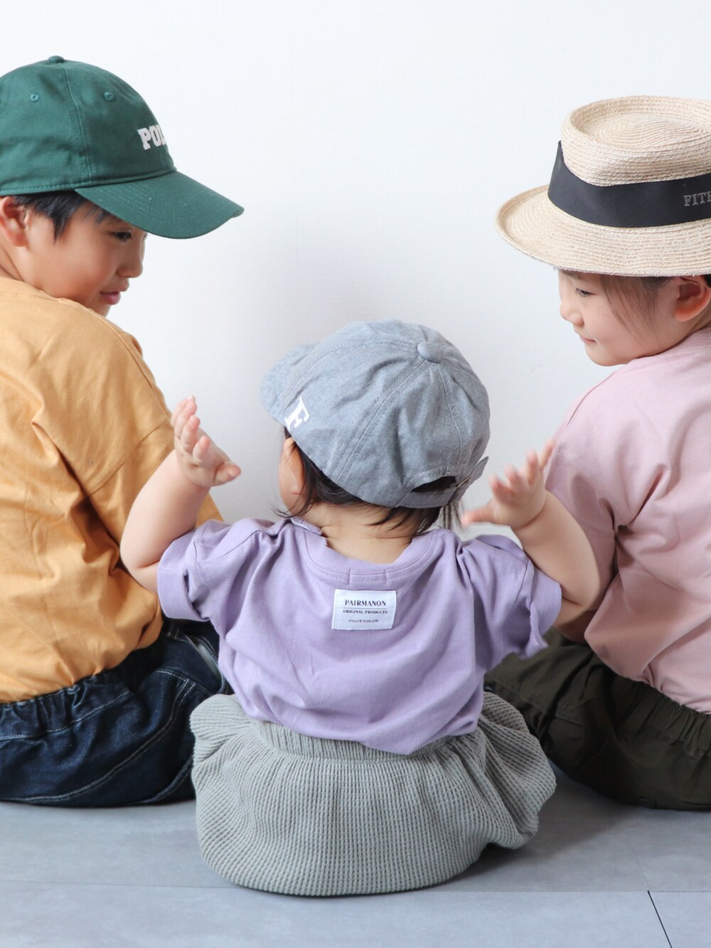 イエロー系のTシャツ/カットソー、ブルー系のデニムパンツ、ピンク系のTシャツ/カットソーを着用したキッズの夏コーディネートの3枚目の写真