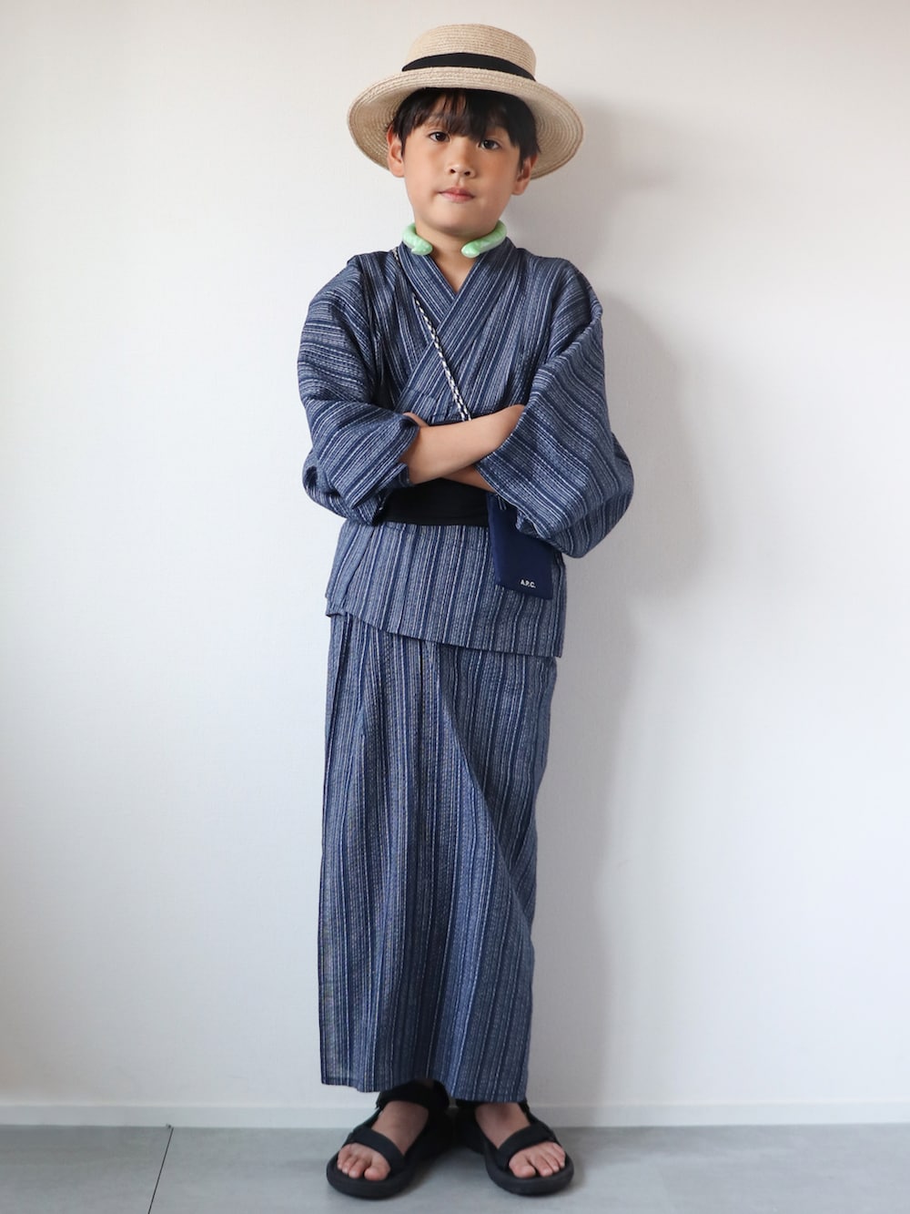 ブラック系のサンダル、ベージュ系のハット、ブルー系の浴衣を着用したキッズの夏コーディネートの4枚目の写真