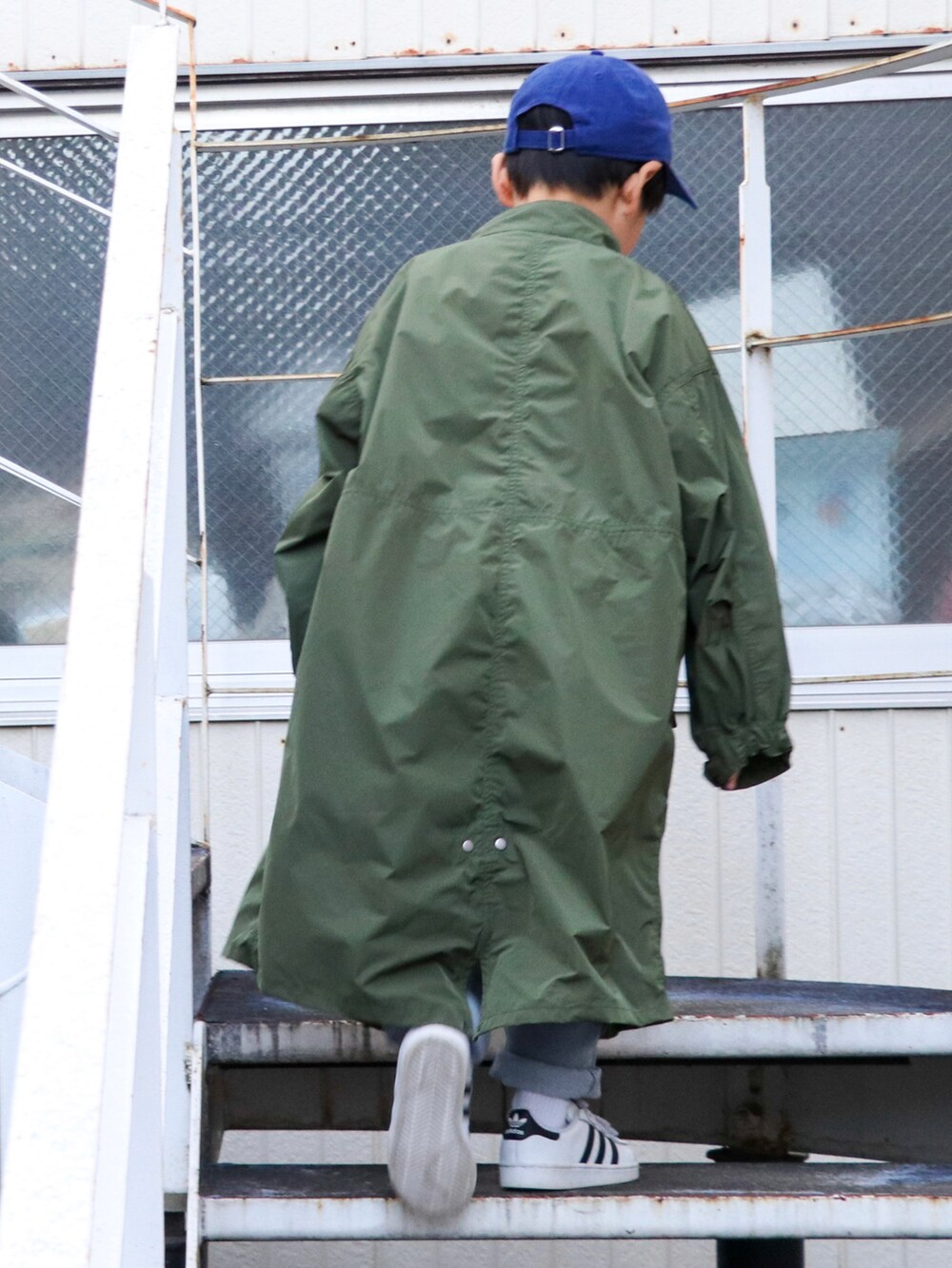 「チェック、ジャケット、ビッグシルエット、ミリタリー、チェックシャツ、キャップ、ストリート、GU、デニムパンツ、M-65、白スニーカー、プチプラ、おとこのこ、5歳、チェック柄に恋してる」｜「NEW ERAのNEW ERA/ニューエラ キッズ キャップ 12854268（キャップ、ブルー系）」を使った、KISA / SANAさん（キッズ・120cm）の秋コーディネートの2枚目の写真