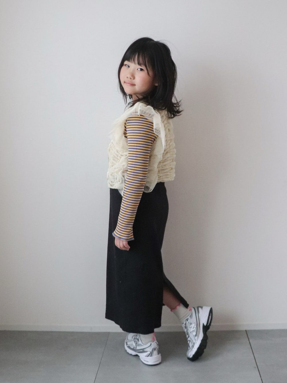 「ロンT、シアートップス、スカート、タイトスカート、ボーダー、スニーカー、シルバー、ベスト、カジュアルコーデ、春コーデ」｜「BAYFLOWの[別々に着用可☆]チュールベスト付きボーダーTシャツ(KIDS)（Tシャツ/カットソー、ブルー系）」を使った、KISA / SANAさん（キッズ・125cm）の春コーディネートの2枚目の写真