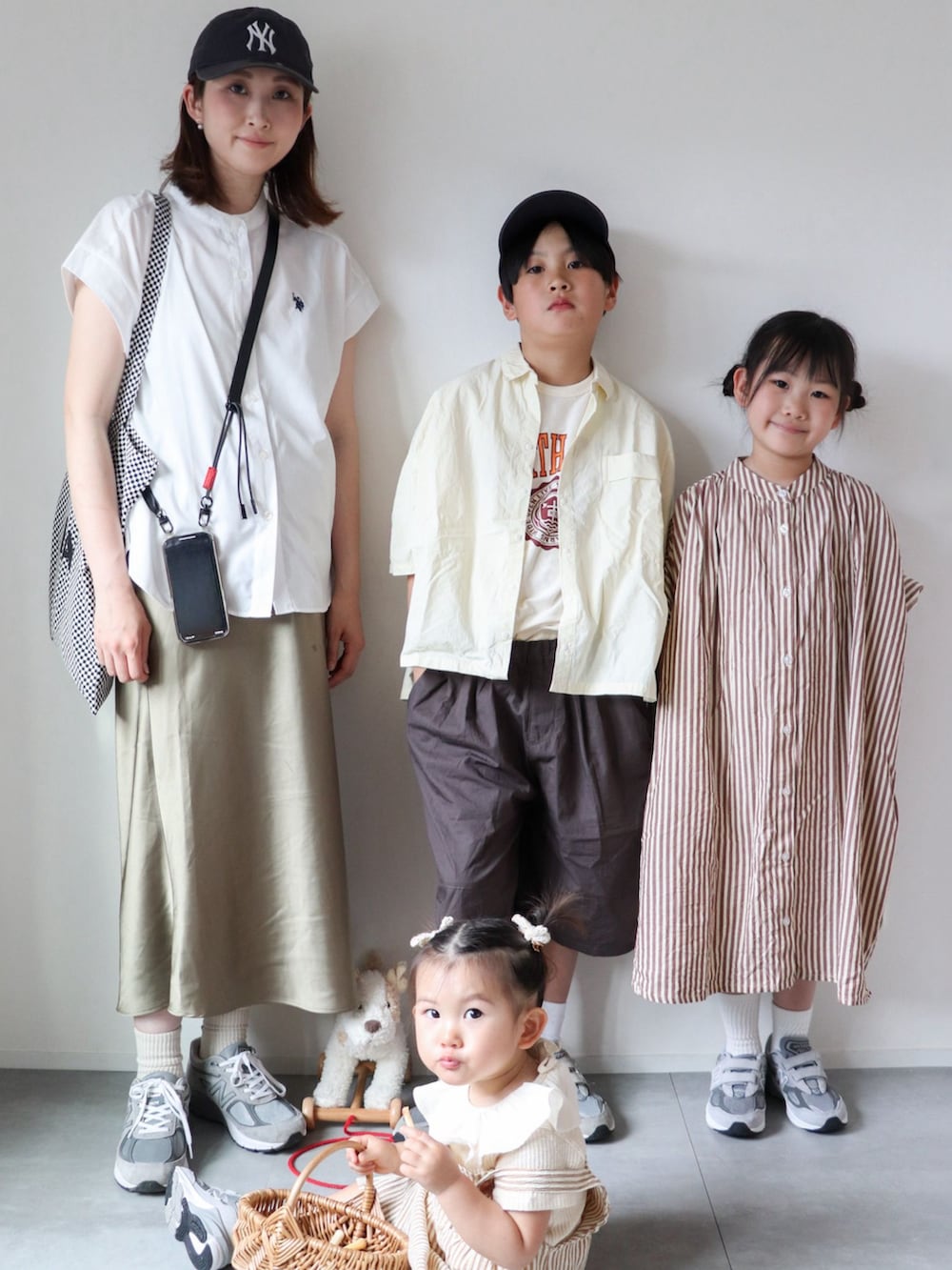 「休日スタイル、お出かけコーデ、親子コーデ、ワンピース、シャツスタイル、サテン、キャップ、スニーカー、カジュアルコーデ、韓国子供服、パステルカラー、春夏コーデ、プチプラ、ショートパンツ、リンクコーデ」｜「Ampersandの【premier】ドロップショルダーシャツ（シャツ/ブラウス、ホワイト系）」を使った、KISA / SANAさん（キッズ・138cm）の春コーディネートの5枚目の写真