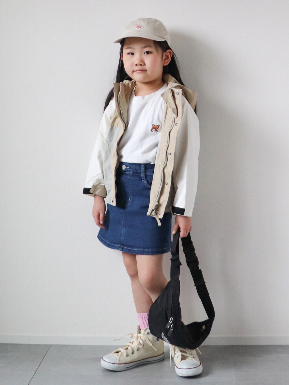 その他のマウンテンパーカー、ホワイト系のTシャツ/カットソー、ブルー系のスカートを着用したキッズの春コーディネートの3枚目の写真