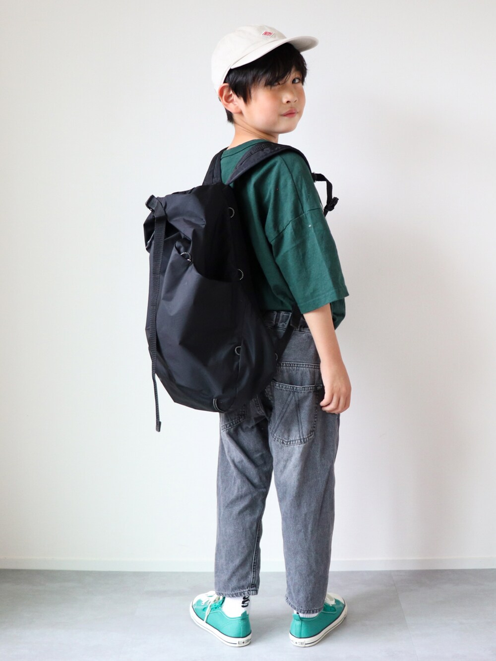 「デニムっていいよね、シンプルコーデ、休日スタイル、カジュアル、グリーンフェス❶❹、デニムフェス2022、キャップ、黒リュック、リュックスタイル、ロゴT、グリーン、6歳、おとこのこ」｜「DANTONのDANTON | キッズ 6パネルキャップ（キャップ、ホワイト系）」を使った、KISA / SANAさん（キッズ・123cm）の夏コーディネートの2枚目の写真