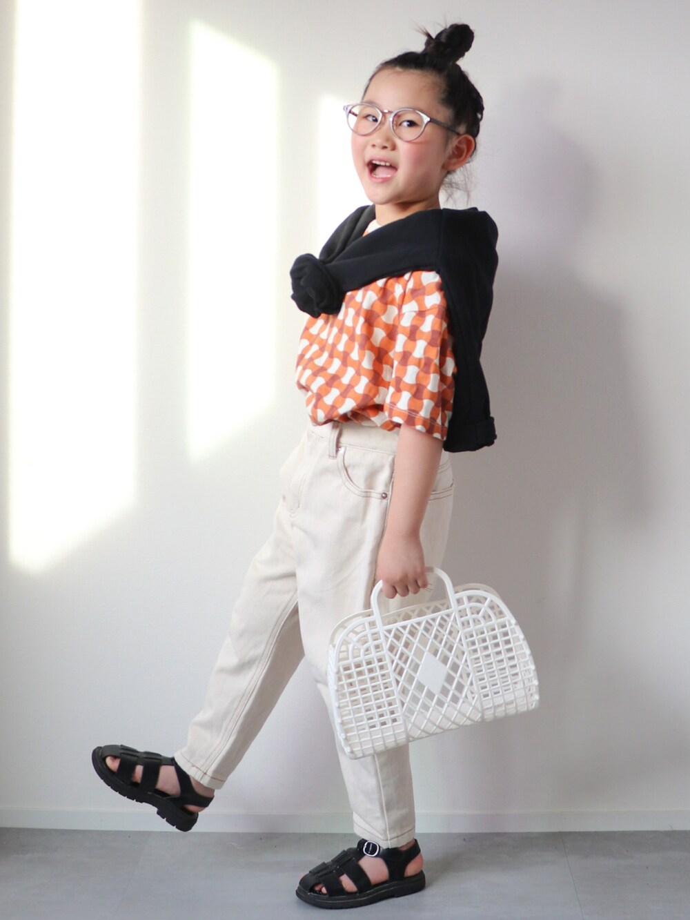 その他のTシャツ/カットソー、ブラック系のカーディガン/ボレロ、ベージュ系のデニムパンツを着用したキッズの春コーディネートの3枚目の写真