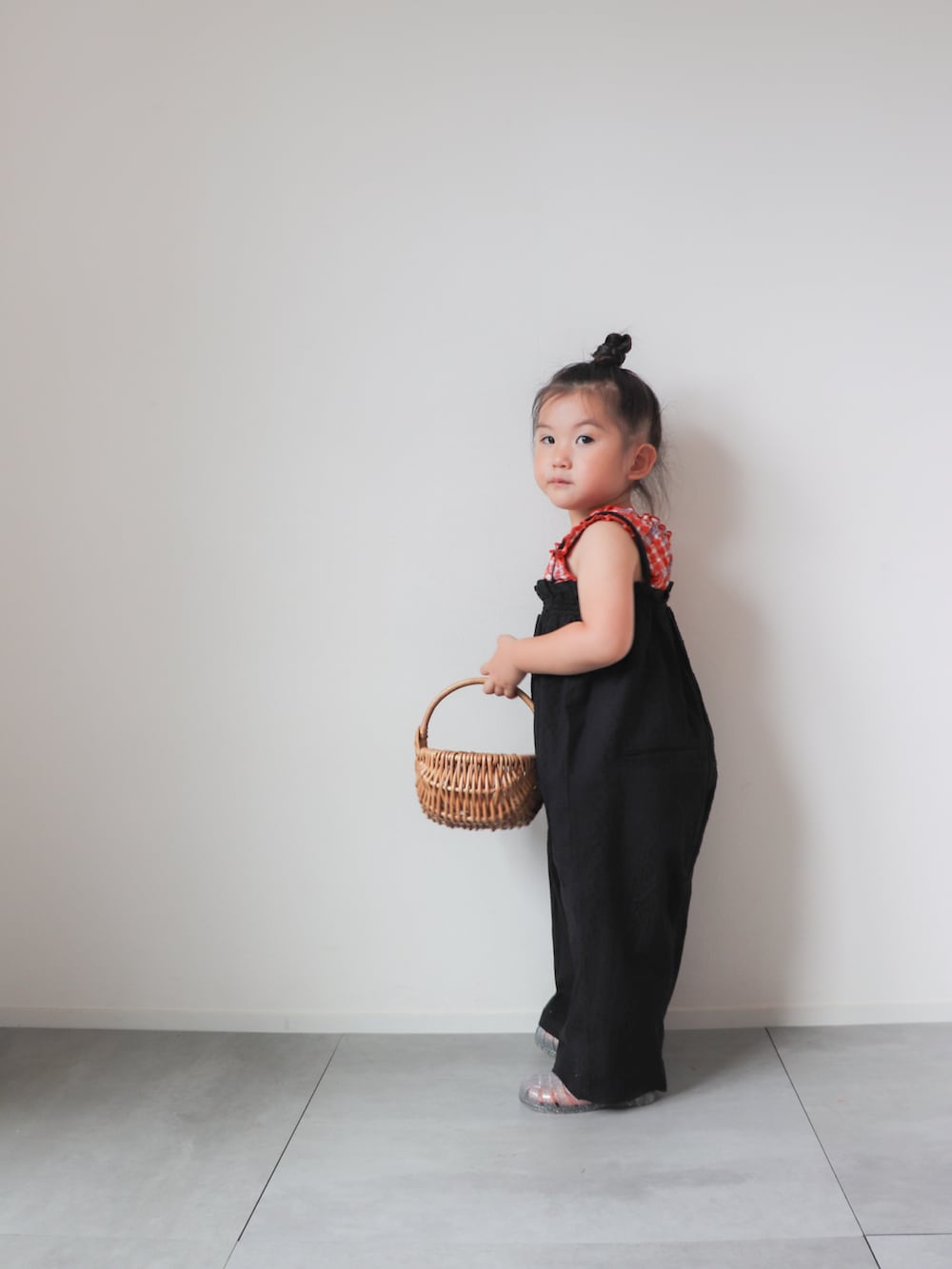 ブラック系のサロペット/オーバーオール、レッド系のチュニック、その他のサンダルを着用したキッズの夏コーディネートの5枚目の写真