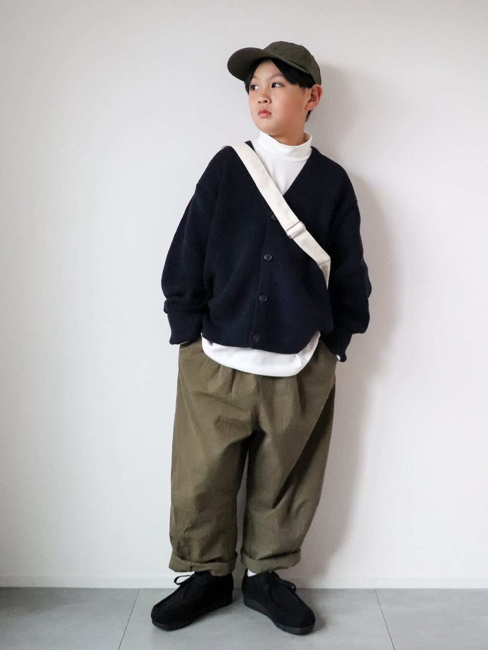 「カジュアルコーデ、プチプラ、ブーツ、ショルダーバッグ、レイヤードスタイル、ニット、タートルネック、UNIQLO」|「THE NORTH FACEの<THE NORTH FACE>アクティブライト キャップ(キャップ、グリーン系)」を使った、KISA / SANAさん(キッズ・135cm)の冬コーディネートの4枚目の写真