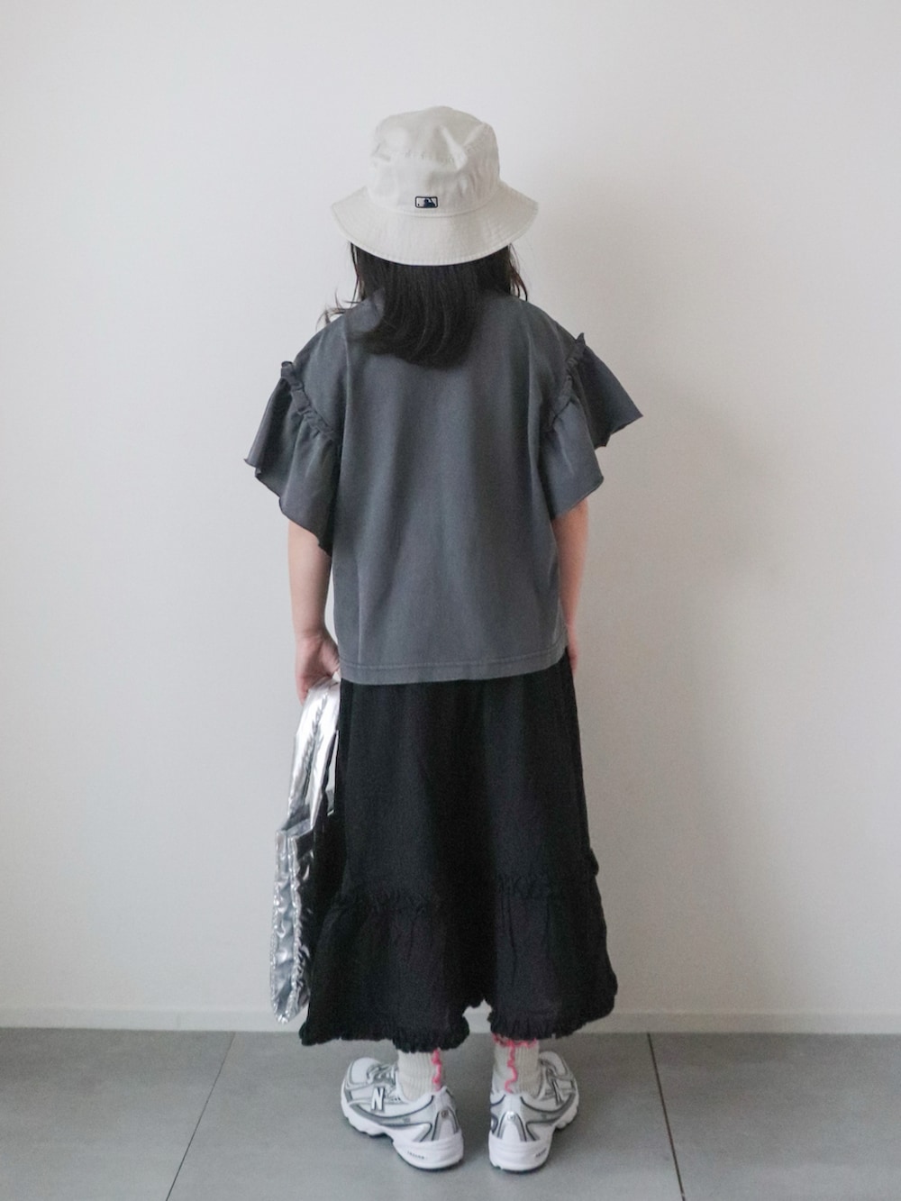 「ロンT、古着MIX、春コーデ、カジュアルコーデ、モノトーン、Tシャツ、お出かけコーデ、バケットハット、オールブラック、シルバー、スニーカー、小学生、おんなのこ」｜「LOWRYS FARMのフリルバンドＴＳＳ　 319678（Tシャツ/カットソー、グレー系）」を使った、KISA / SANAさん（キッズ・125cm）の春コーディネートの3枚目の写真