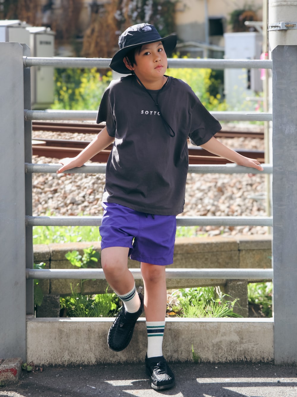 「アウトドア、アウトドアスタイル、カラーパンツ、ハーフパンツ、ショートパンツ、大人カジュアル、古着MIX、お出かけコーデ、休日スタイル、lowrysfarmkids、カジュアルコーデ、シンプルコーデ、サンダル、小学生コーデ、小学生」｜「ARCH & LINEの五分袖プリントTシャツ 5/S WIDE  SOTTO TEE（Tシャツ/カットソー、ブラック系）」を使った、KISA / SANAさん（キッズ・145cm）の春コーディネートの2枚目の写真