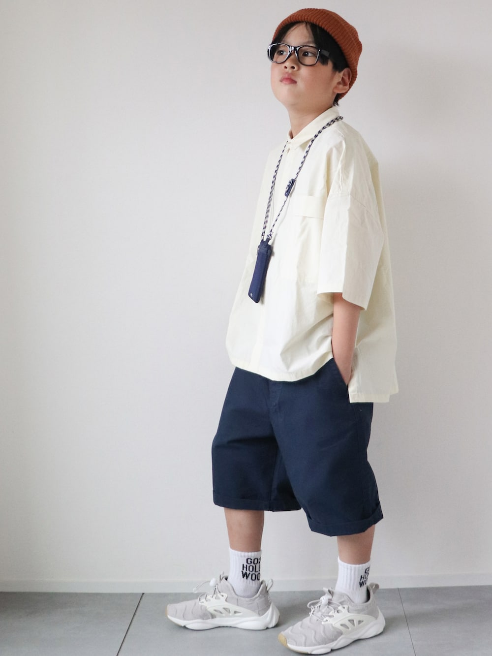 「めがね、ポシェット、夏コーデ、シャツスタイル、ハーフパンツ、ショートパンツ、プチプラ、白スニーカー、モノトーン、ビッグシルエット、シンプルコーデ、カジュアルコーデ」|「REBALANCEのビーニー ユニセックス(ラウンド型)(ニットキャップ/ビーニー、その他)」を使った、KISA / SANAさん(キッズ・130cm)の夏コーディネートの2枚目の写真