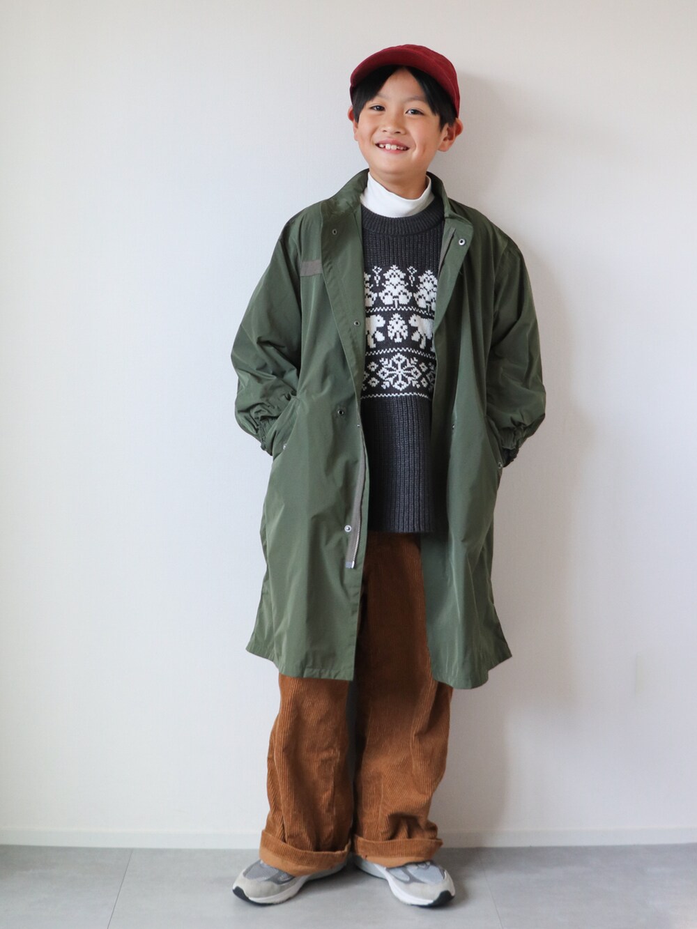 「冬アウター、クリスマスに着たい服、ニット、レイヤードスタイル、古着MIX、赤、コーデュロイ、タートルネック、ロングコート、キャップ、スニーカー、マイベストコーデ2023」｜「U.S. POLO ASSN.の【U.S. POLO ASSN.】クラシックツイル ベースボールキャップ/ローキャップ（キャップ、レッド系）」を使った、KISA / SANAさん（キッズ・135cm）の冬コーディネートの3枚目の写真