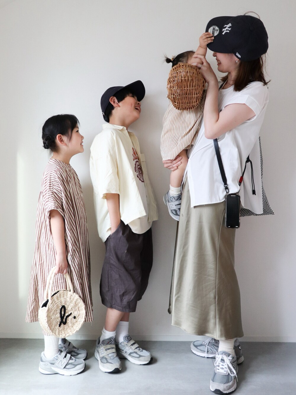 「休日スタイル、お出かけコーデ、親子コーデ、ワンピース、シャツスタイル、サテン、キャップ、スニーカー、カジュアルコーデ、韓国子供服、パステルカラー、春夏コーデ、プチプラ、ショートパンツ、リンクコーデ」｜「Ampersandの【premier】ドロップショルダーシャツ（シャツ/ブラウス、ホワイト系）」を使った、KISA / SANAさん（キッズ・138cm）の春コーディネートの3枚目の写真