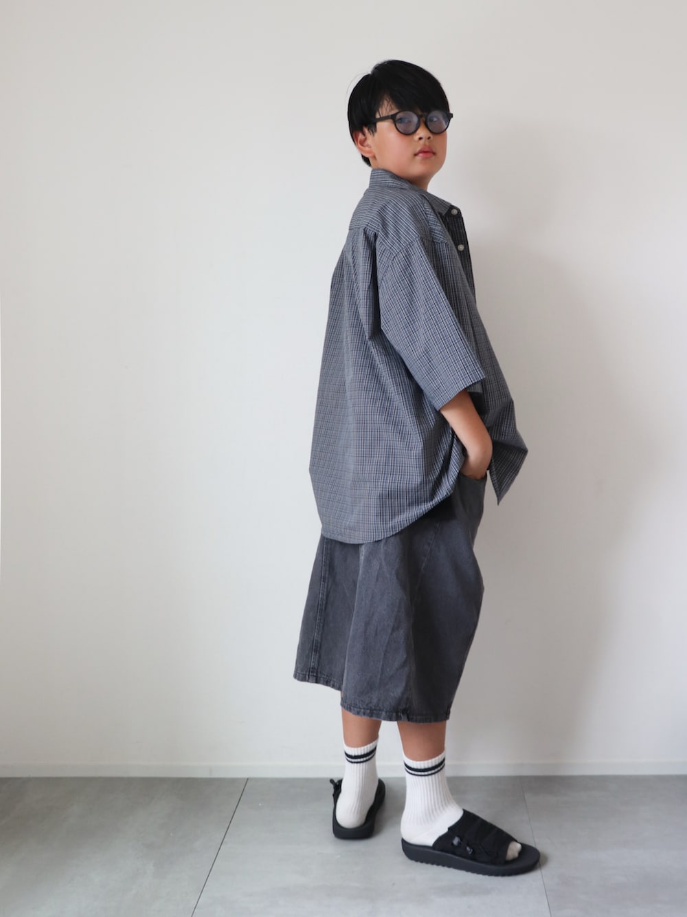 「夏ルックで気分アップ、デニム、ロゴT、半袖シャツ、デニムハーフパンツ、ジョーツ、サングラス、お出かけコーデ、柄シャツ、サンダル、UNIQLO、GU、プチプラ、小学生、おとこのこ」｜「GENERATORのGENERATOR/ジェネレーター LET'S PLAY Tシャツ（Tシャツ/カットソー、ブラック系）」を使った、KISA / SANAさん（キッズ・148cm）の夏コーディネートの4枚目の写真