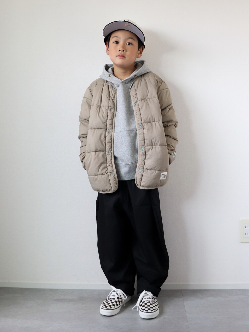 「ジャケットスタイル、シンプルコーデ、ワントーンコーデ、モノトーン、NIKE、ダウンジャケット、ワイドパンツ、カジュアルコーデ、秋冬コーデ、ビッグシルエット、PR、6歳、おとこのこ」｜「NEW ERAの【NEWERA×JS / ニューエラ】別注 NY LP5950（キャップ、ホワイト系）」を使った、KISA / SANAさん（キッズ・129cm）の秋コーディネートの2枚目の写真