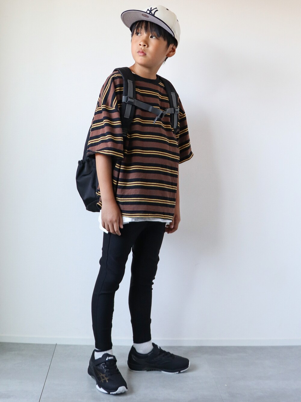 ブラウン系のTシャツ/カットソー、ホワイト系のタンクトップ、ブラック系のその他パンツを着用したキッズの夏コーディネートの4枚目の写真