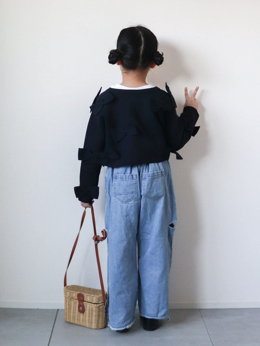 ブルー系のカーディガン/ボレロ、ホワイト系のTシャツ/カットソー、ブルー系のデニムパンツを着用したキッズの春コーディネートの5枚目の写真