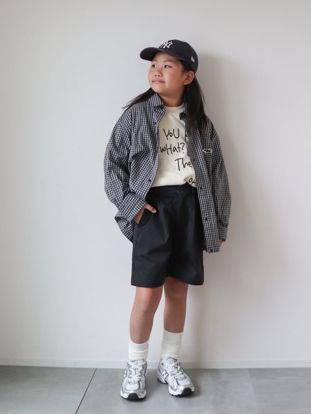 ブラック系のシャツ/ブラウス、ホワイト系のTシャツ/カットソー、ブラック系のその他パンツを着用したキッズの秋コーディネートの3枚目の写真