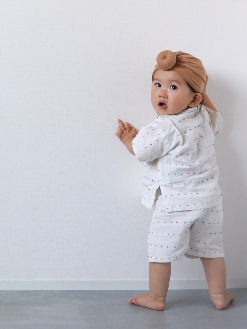 ブラック系のサンダル、ベージュ系のハット、ブルー系の浴衣を着用したキッズの夏コーディネートの5枚目の写真