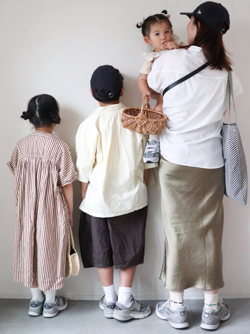 「休日スタイル、お出かけコーデ、親子コーデ、ワンピース、シャツスタイル、サテン、キャップ、スニーカー、カジュアルコーデ、韓国子供服、パステルカラー、春夏コーデ、プチプラ、ショートパンツ、リンクコーデ」｜「Ampersandの【premier】ドロップショルダーシャツ（シャツ/ブラウス、ホワイト系）」を使った、KISA / SANAさん（キッズ・138cm）の春コーディネートの4枚目の写真