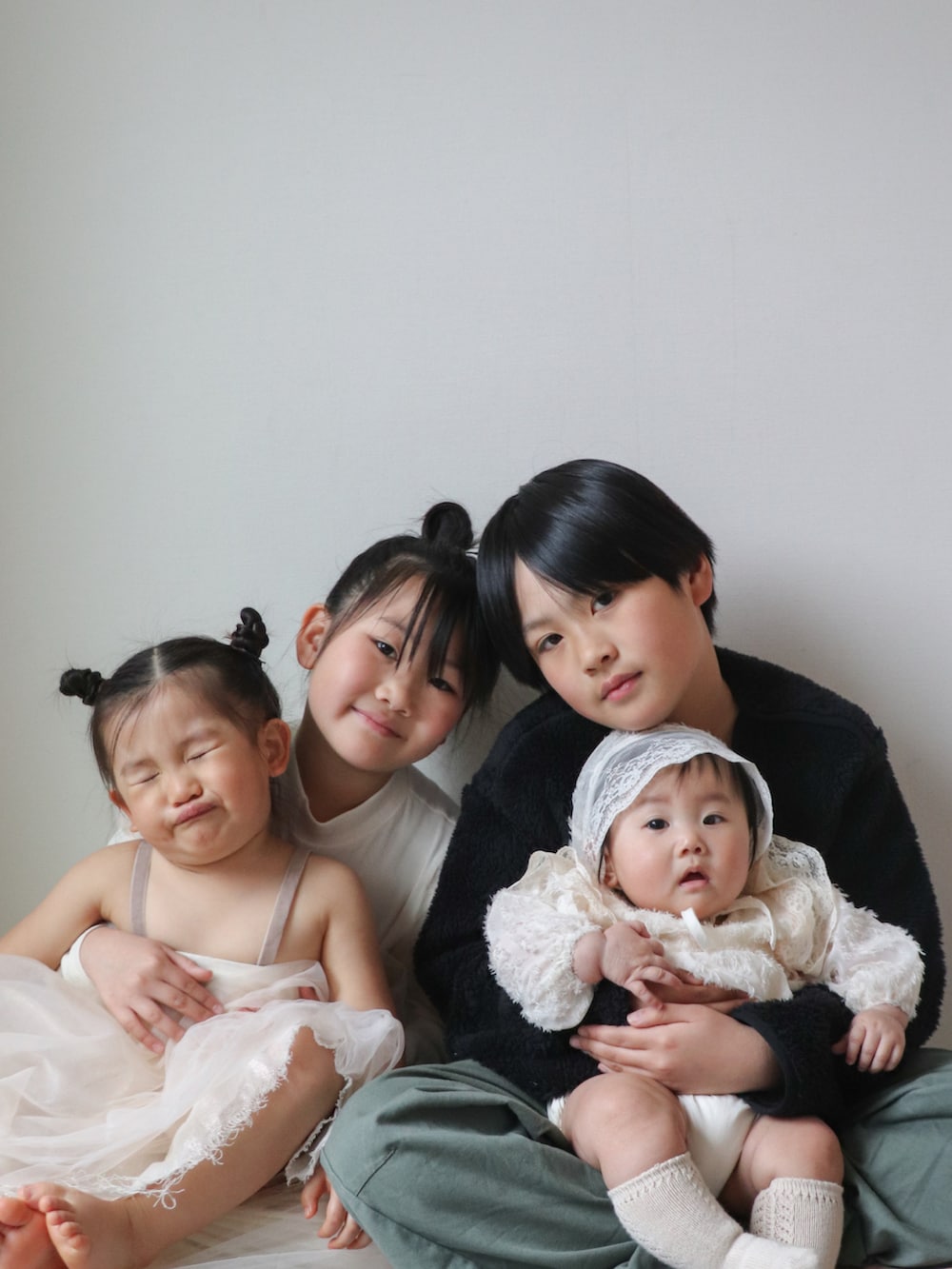 「今日のコーデ、ワンピース、チュールスカート、チュールワンピ、小学生、2歳、春色、ホワイトコーデ、0歳5ヶ月、おんなのこ、リンクコーデ」｜「riziereのチュール切り替えドレスワンピース（ワンピース、ホワイト系）」を使った、KISA / SANAさん（キッズ・145cm）の春コーディネートの3枚目の写真