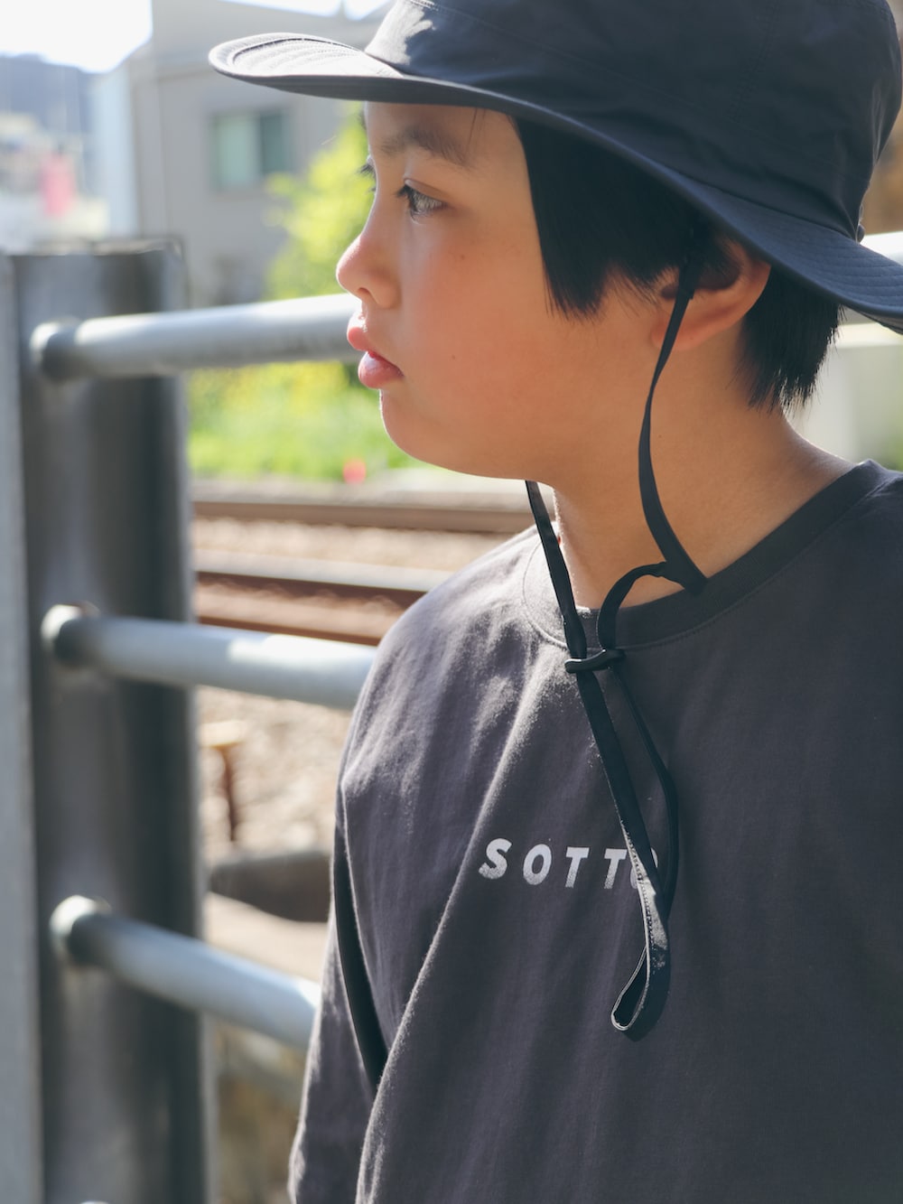 「アウトドア、アウトドアスタイル、カラーパンツ、ハーフパンツ、ショートパンツ、大人カジュアル、古着MIX、お出かけコーデ、休日スタイル、lowrysfarmkids、カジュアルコーデ、シンプルコーデ、サンダル、小学生コーデ、小学生」｜「ARCH & LINEの五分袖プリントTシャツ 5/S WIDE  SOTTO TEE（Tシャツ/カットソー、ブラック系）」を使った、KISA / SANAさん（キッズ・145cm）の春コーディネートの4枚目の写真