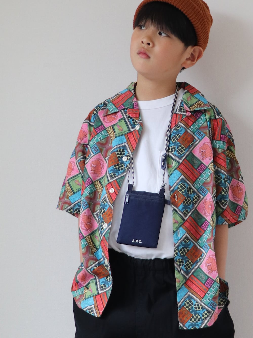 「シャツスタイル、白Tシャツ、ポシェット、カラーパンツ、ビタミンカラー、レイヤードスタイル、タックイン、アロハシャツ、休日スタイル、カジュアルコーデ、オープンカラーシャツ、柄シャツ」｜「REBALANCEのビーニー　ユニセックス（ラウンド型）（ニットキャップ/ビーニー、その他）」を使った、KISA / SANAさん（キッズ・130cm）の春コーディネートの2枚目の写真