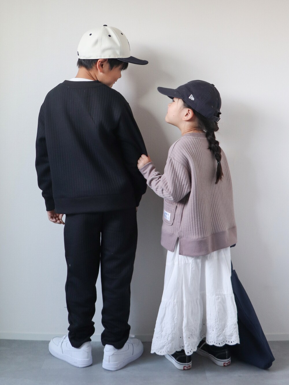 ブラック系のその他トップス、ブラック系のその他パンツ、ホワイト系のスニーカーを着用したキッズの秋コーディネートの2枚目の写真