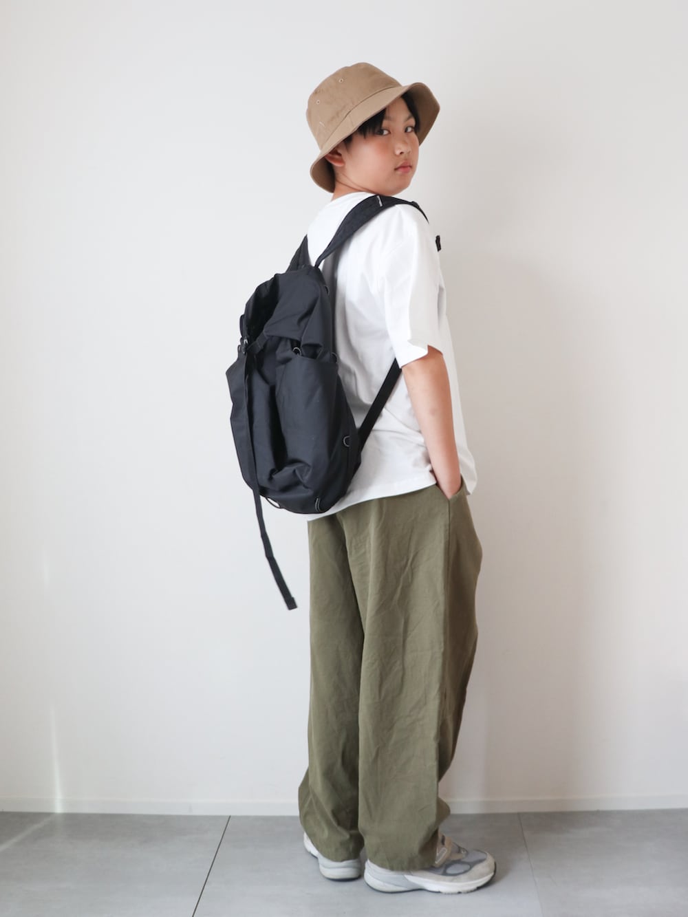 「やっぱり帽子が好き、通学コーデ、ロゴT、ワイドパンツ、バケットハット、プチプラ、mounten、リュック、黒リュック、アースカラー、白Tシャツ」｜「ARCH & LINEの《環境配慮素材》ORGANIC COTTON TEE オーガニックコットン 人気素材  Tシャツ（Tシャツ/カットソー、ホワイト系）」を使った、KISA / SANAさん（キッズ・145cm）の春コーディネートの3枚目の写真