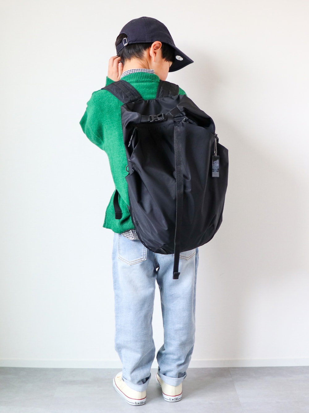 「春服みてみて、シャツスタイル、カラーニット、春ニット、カーディガン、デニム、コンバース、白スニーカー、ハイカットスニーカー、ギンガムチェック、レイヤードスタイル、黒リュック、リュック、6歳、おとこのこ」|「NEW ERAのNEWERA ニューエラ KIDS 9TWENTY ニューヨーク・ヤンキース(キャップ、ブルー系)」を使った、KISA / SANAさん(キッズ・123cm)の春コーディネートの3枚目の写真