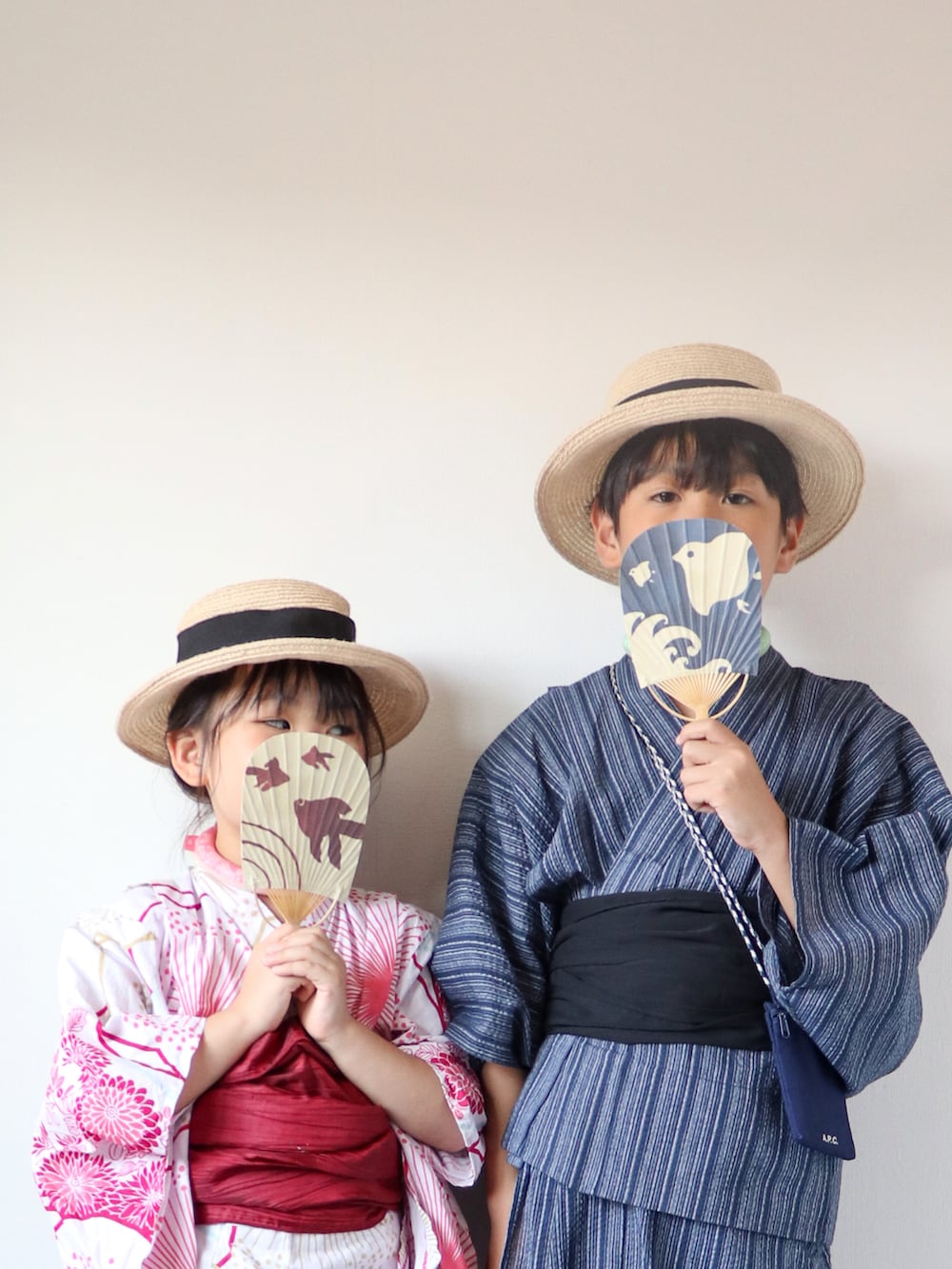 ブラック系のサンダル、ベージュ系のハット、ブルー系の浴衣を着用したキッズの夏コーディネートの2枚目の写真