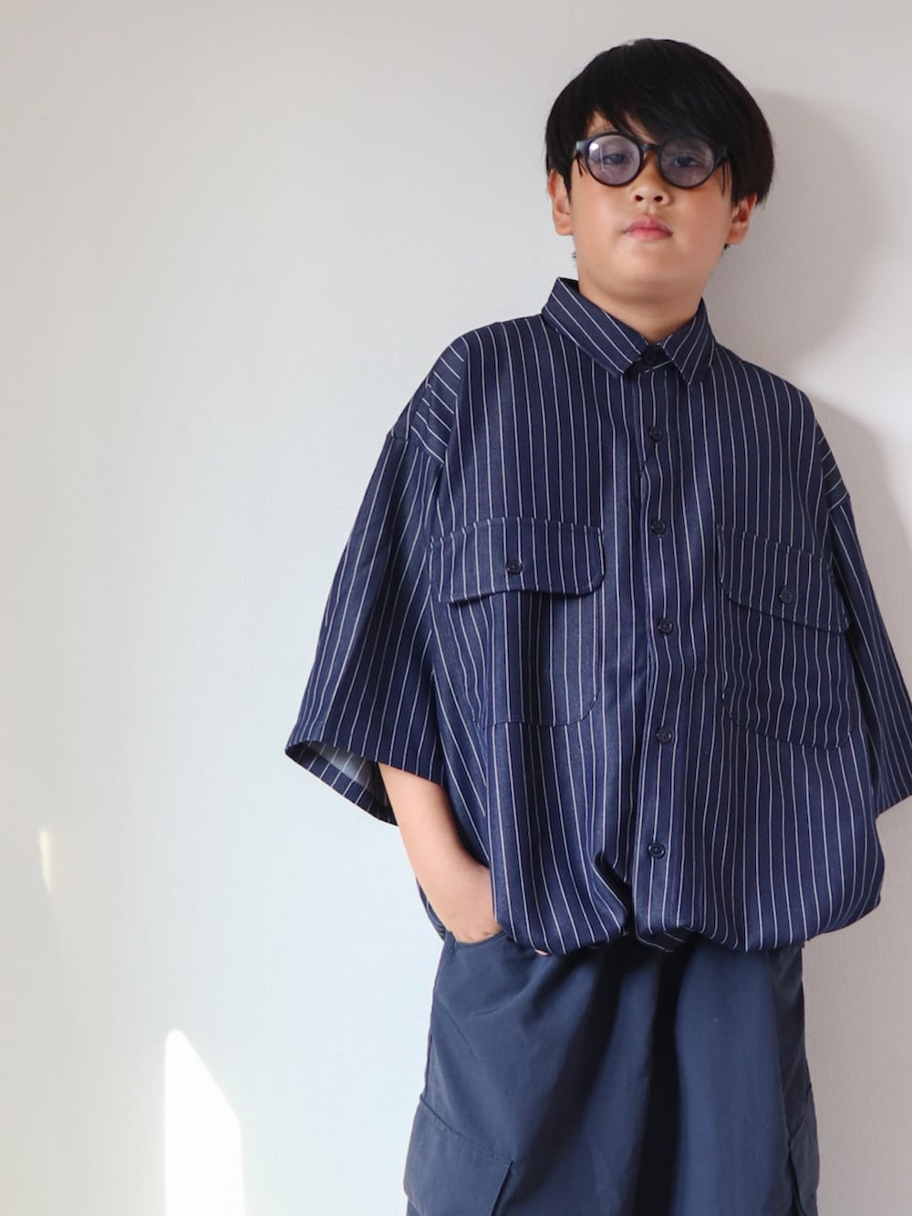 「夏ルックで気分アップ、柄シャツ、シャツスタイル、お出かけコーデ、休日スタイル、カラーコーデ、カーゴパンツ、サングラス、カジュアルコーデ、ハーフパンツ、ワイドパンツ、夏コーデ、小学生、おとこのこ」|「WETTEMPTのDUNGAREE STRIPE DRAW CORD SHIRT /ダンガリーストライプドローコードシャツ(シャツ/ブラウス、ブルー系)」を使った、KISA / SANAさん(キッズ・148cm)の夏コーディネートの4枚目の写真