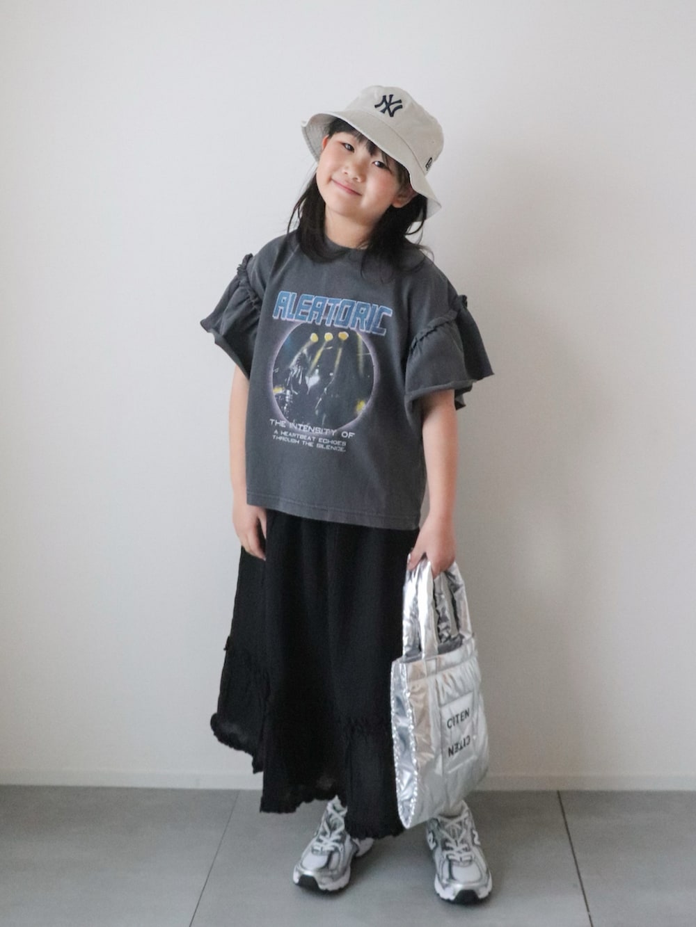 「ロンT、古着MIX、春コーデ、カジュアルコーデ、モノトーン、Tシャツ、お出かけコーデ、バケットハット、オールブラック、シルバー、スニーカー、小学生、おんなのこ」｜「LOWRYS FARMのフリルバンドＴＳＳ　 319678（Tシャツ/カットソー、グレー系）」を使った、KISA / SANAさん（キッズ・125cm）の春コーディネートの2枚目の写真