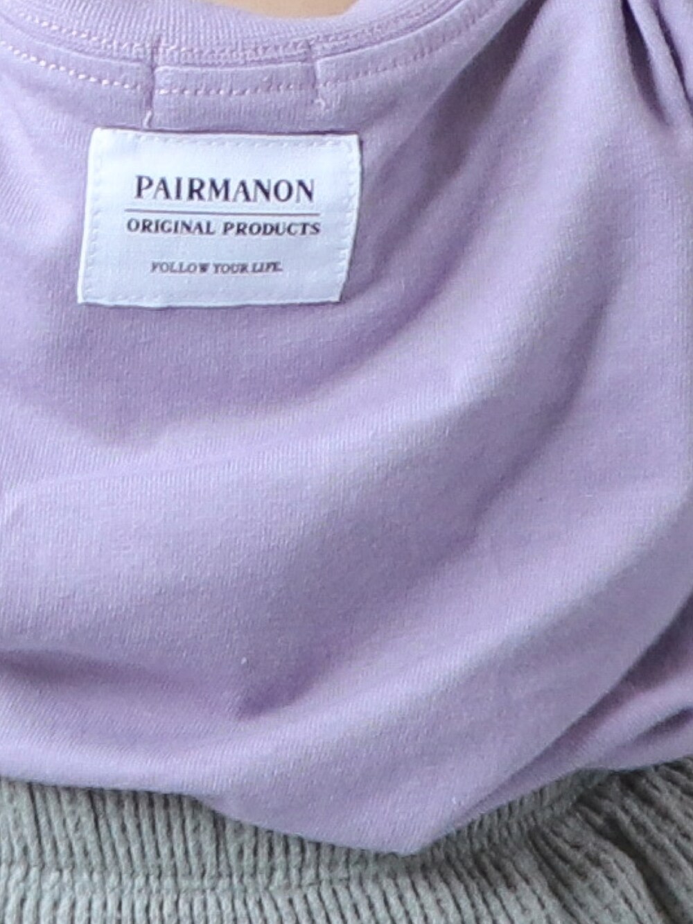 イエロー系のTシャツ/カットソー、ブルー系のデニムパンツ、ピンク系のTシャツ/カットソーを着用したキッズの夏コーディネートの5枚目の写真