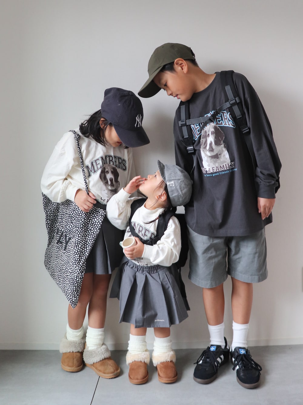 ブラック系のTシャツ/カットソー、ブラック系のスニーカー、ホワイト系のTシャツ/カットソーを着用したキッズの秋コーディネートの2枚目の写真