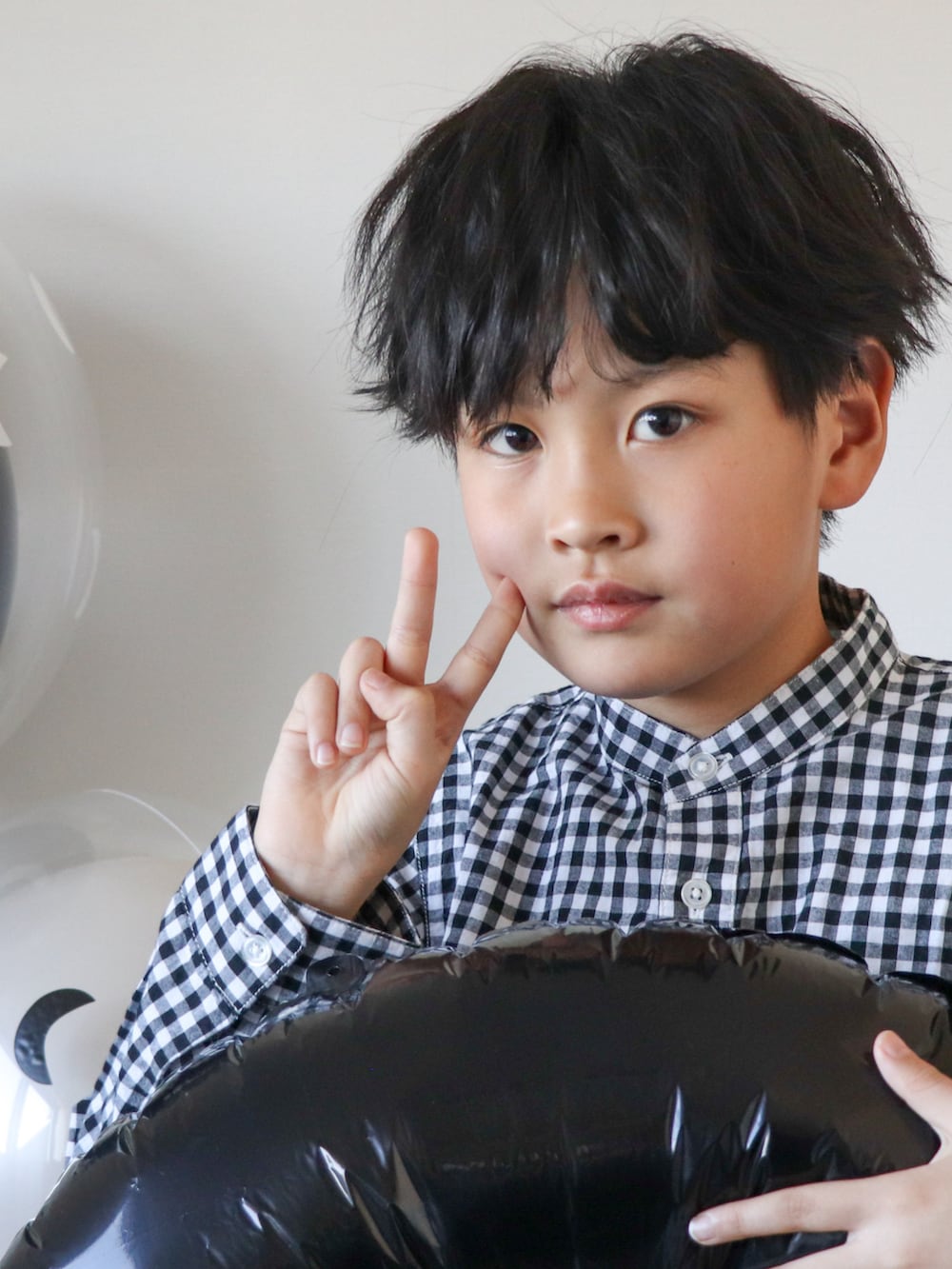 「モノトーン、入学式、卒園式、卒業式、春コーデ、セットアップ、ギンガムチェック、オケージョン、セレモニー、誕生日、スニーカー、冬コーデ、入園式」｜「riziereのノーカラージャケットセットアップ（スーツセット、ブラック系）」を使った、KISA / SANAさん（キッズ・135cm）の冬コーディネートの2枚目の写真