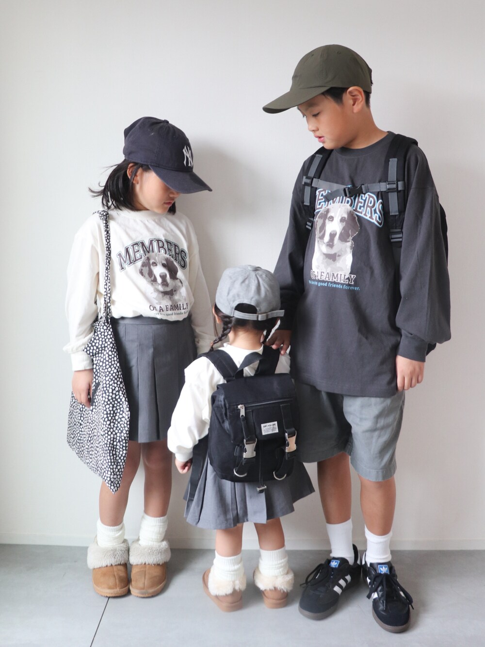 ブラック系のTシャツ/カットソー、ブラック系のスニーカー、ホワイト系のTシャツ/カットソーを着用したキッズの秋コーディネートの3枚目の写真