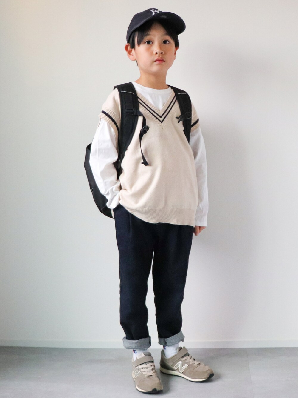 「私の推しブランド、URBAN RESEARCH DOORS、New Balance、レイヤードスタイル、春コーデ、キャップ、チルデンニット、ニットベスト、デニムパンツ、チャンピオン、リュック、黒リュック、スニーカーコーデ、5歳、おとこのこ」|「NEW ERAのNEWERA ニューエラ KIDS 9TWENTY ニューヨーク・ヤンキース(キャップ、ブルー系)」を使った、KISA / SANAさん(キッズ・120cm)の冬コーディネートの2枚目の写真