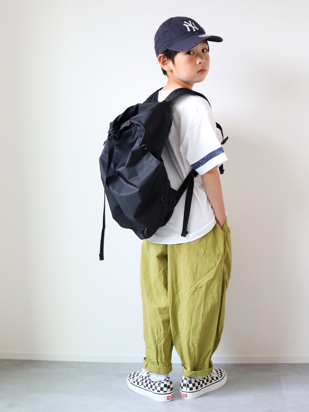「夏コーデ、カラー×コーデ、白Tシャツ、GU、プチプラ、通学コーデ、カラーパンツ、チェッカーフラッグ、スニーカーコーデ、小学生、リュック、黒リュック、6歳、おとこのこ」｜「NEW ERAのNEWERA ニューエラ KIDS 9TWENTY ニューヨーク・ヤンキース（キャップ、ブルー系）」を使った、KISA / SANAさん（キッズ・123cm）の夏コーディネートの2枚目の写真