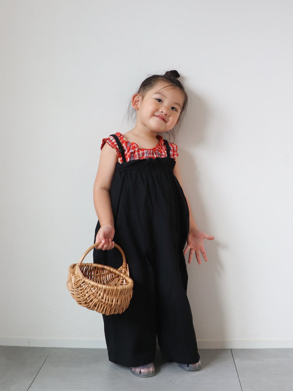 ブラック系のサロペット/オーバーオール、レッド系のチュニック、その他のサンダルを着用したキッズの夏コーディネートの4枚目の写真
