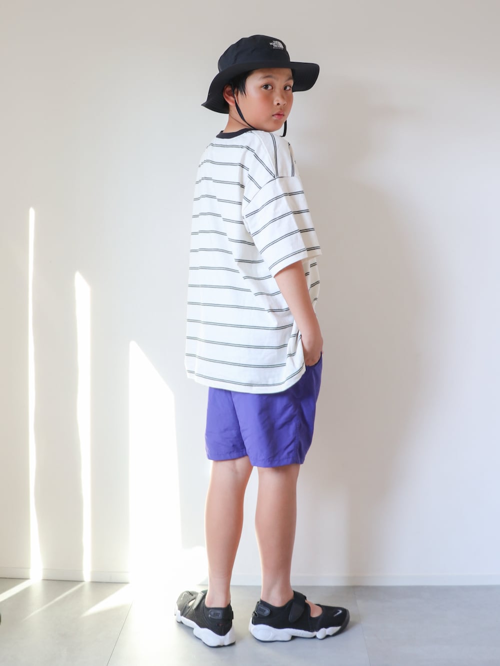 ホワイト系のTシャツ/カットソー、パープル系のその他パンツ、ブラック系のスニーカーを着用したキッズの夏コーディネートの2枚目の写真